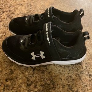 Nwot Under Armour shoes 3Y